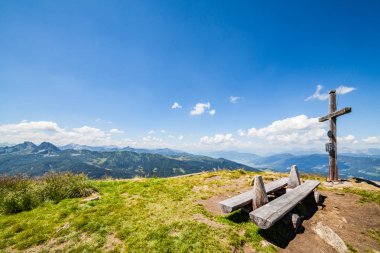Dağ Gasselhoehe ahşap Bank ile gelen dağ Dachstein görüntülemek
