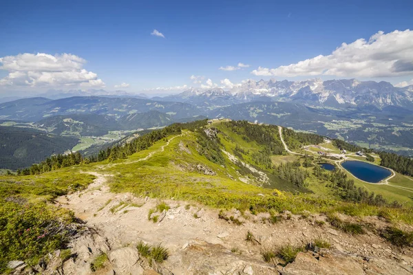 Trail-hegyről Reiteralm-Gasselhoehe és a távoli hegyi Dachstein — Stock Fotó
