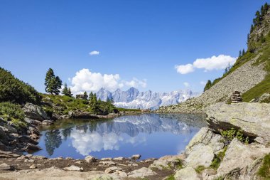 Ayna reflectons dağ aralığının Dachstein Gölü Spiegelsee içinde