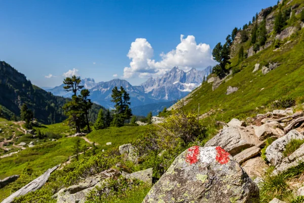 Marca de senderismo rojo blanco rojo en roca y montaña Dachstein — Foto de Stock