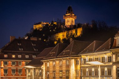 Belediye binasından Schlossberg Graz 'daki Uhrturm' a