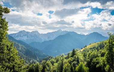 Podoleva 'dan Slovenya' nın dağlık Kamnik Savinja Alpleri 'ne manzara