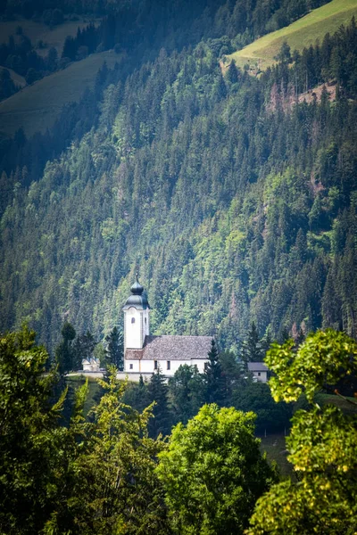 Kyrkan Zupnijska cerkev sveti Jakoba i Crrna na Koroskem, Slo — Stockfoto