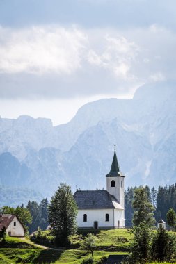 Kilise Cerkev Sveti Duh ve dağ sırası Kamnik Savinja Alpleri