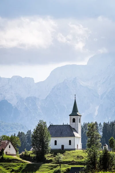 Εκκλησία Cerkev Sveti Duh με οροσειρά Kamnik Savinja Άλπεις — Φωτογραφία Αρχείου