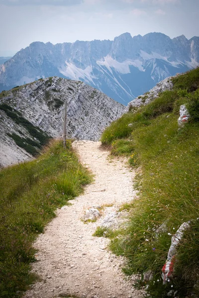 Vista desde la montaña Hochobir, Austria, con sendero a Karawanks — Foto de Stock