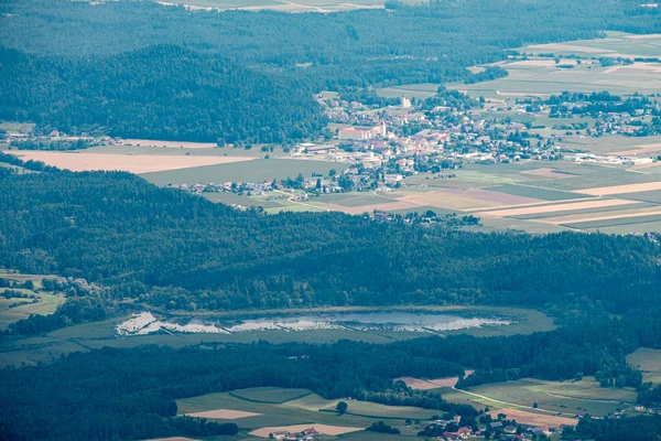 Blick vom Hochobir ins Jauntal mit Tomerteich, eberndorf — Stockfoto