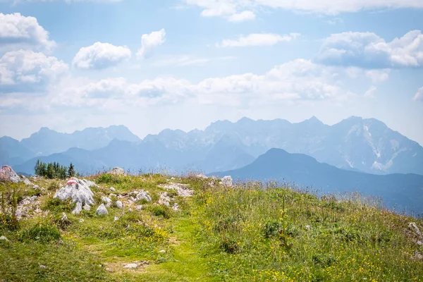 Vista desde la montaña Hochobir sendero a Kamnik Savinja Alpes — Foto de Stock