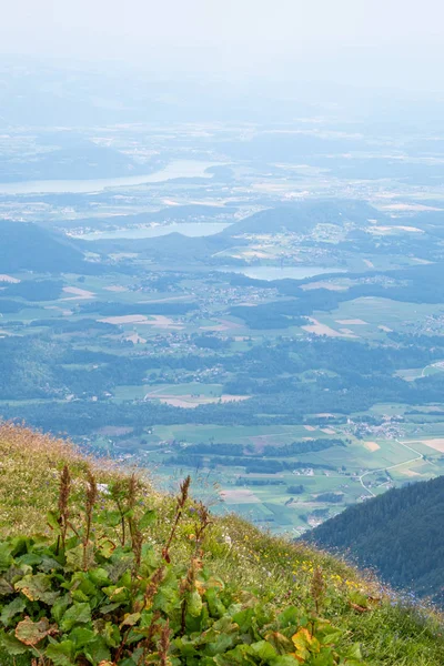 Vista desde la montaña Hochobir al valle Jauntal, lagos Klopeinersee — Foto de Stock