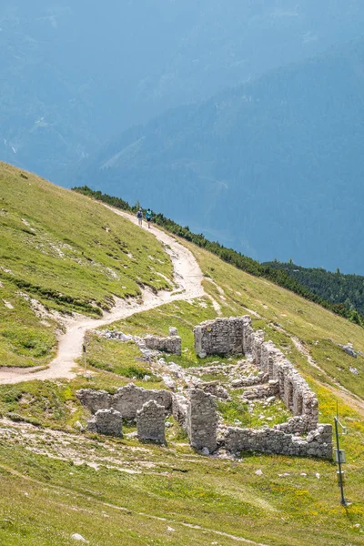 Sendero de senderismo en la ruina de la cabaña en la montaña Hochobir, Austria — Foto de Stock