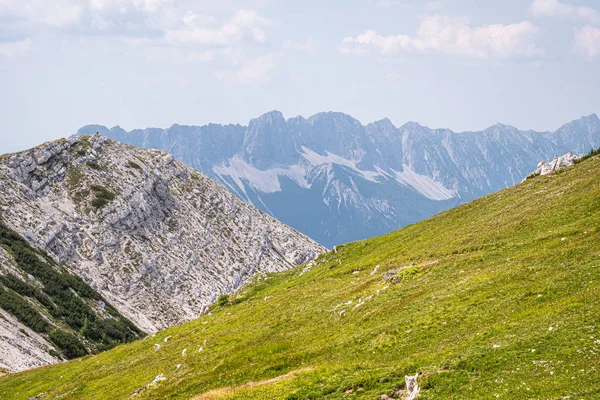 Vista desde la montaña Hochobir, Austria, a Karawanks, Frontera a Eslovenia — Foto de Stock