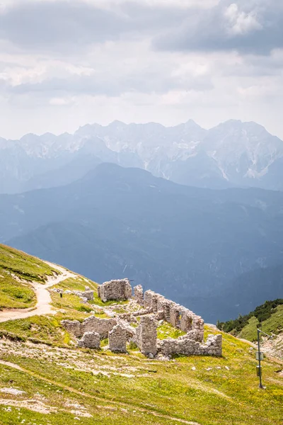 Montaña Hochobir con ruina de cabaña y Kamnik Savinja Alpes — Foto de Stock