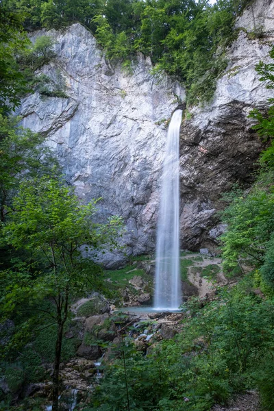 Cascada Wildensteiner Wasserfall en la montaña Hochobir en Gallicia — Foto de Stock