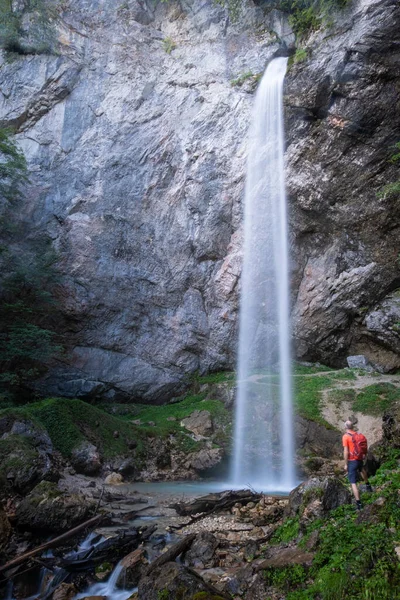 Hombre con chaqueta naranja en cascada Wildensteiner Wasserfall Gallicia — Foto de Stock