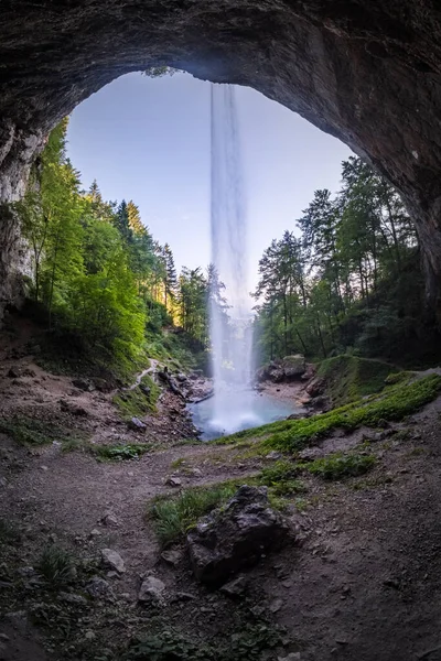 Cascada Wildensteiner Wasserfall en la montaña Hochobir en Gallicia — Foto de Stock