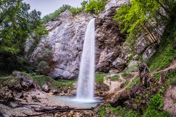 Cascada Wildensteiner Wasserfall en la montaña Hochobir en Gallicia — Foto de Stock