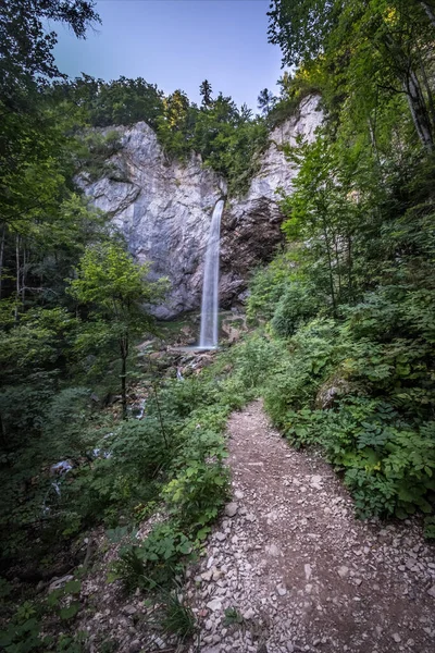 Cascada Wildensteiner Wasserfall en la montaña Hochobir en Gallicia — Foto de Stock