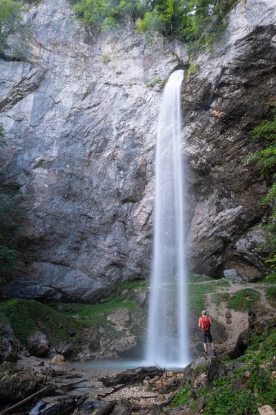 Hombre con chaqueta naranja en cascada Wildensteiner Wasserfall Gallicia — Foto de Stock