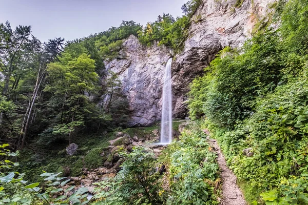 Cascada Wildensteiner Wasserfall en la montaña Hochobir en Gallicia — Foto de Stock