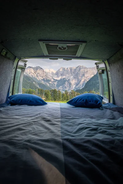 Kilátás az ágyból lakókocsiban Kamnik-Savinja Alpokba — Stock Fotó