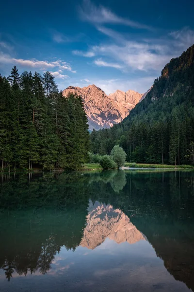 Lago Plansarsko jezero en Zgornje Jezersko con Kamnik-Savinja — Foto de Stock