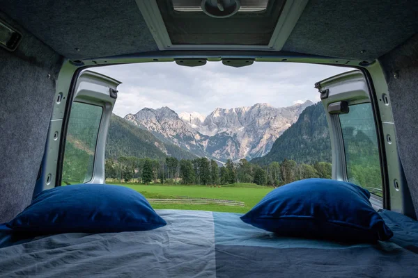 Blick Vom Bett Wohnmobil Auf Die Grüne Wiese Zgornje Jezersko — Stockfoto