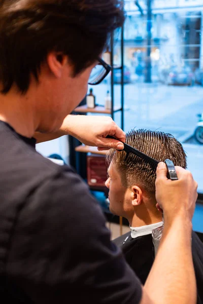Barber Hydrateert Het Haar Van Een Jonge Man Met Een — Stockfoto