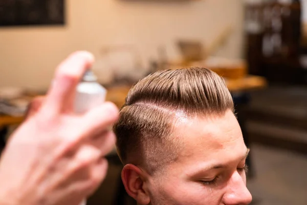 Friseur Sprüht Einem Jungen Mann Nach Dem Haareschneiden Seinem Friseursalon — Stockfoto