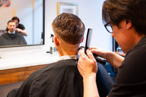 Barber Trimmer Håret Ung Mand Med Barbersalve Sin Barbersalon - Stock-foto