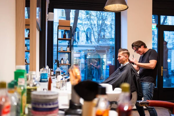 Friseur Schneidet Einem Jungen Mann Seinem Friseursalon Die Haare Mit — Stockfoto