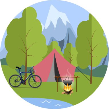 Çadırda ormanda, bir bisiklet ve bir tencerede ateşe.