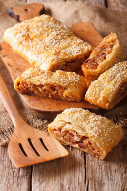 dilimli pasta lahana ve sosis yakın çekim ile doldurulmuş. dikey