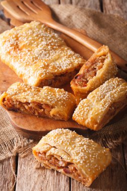 Taze pişmiş pasta lahana ve sosis yakın çekim ile doldurulmuş. ve