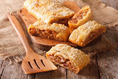 dilimli pasta lahana ve sosis yakın çekim ile doldurulmuş. Horizonta