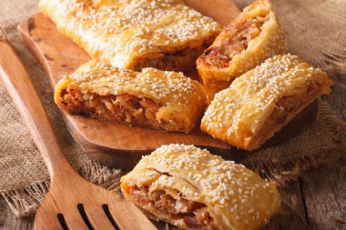 Lezzetli puf pasta lahana ve sosis closeup ile doldurulmuş. Horizo