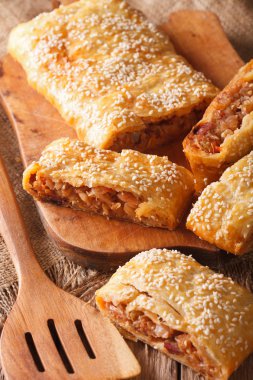 Lezzetli puf pasta lahana ve sosis closeup ile doldurulmuş. ve