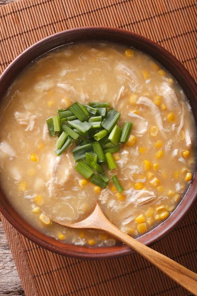 Przepyszne kukurydzy i kurczaka zupa Zamknij w misce. pionowe góry — Zdjęcie stockowe
