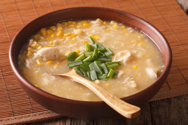 Przepyszne kukurydzy i kurczaka zupa Zamknij w misce. poziome — Zdjęcie stockowe
