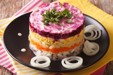ringa balığı, pancar, havuç, soğan, patates salata katmanlı ve