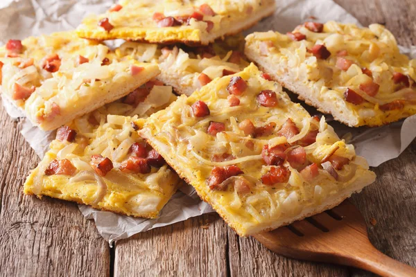 Pastel de zwiebelkuchen alemán con cebolla, tocino de cerca. Horizontal — Foto de Stock