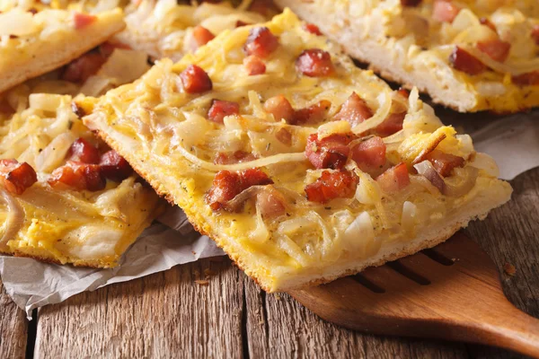 Traditional German pie with onion, bacon close-up. horizontal — Stock Photo, Image