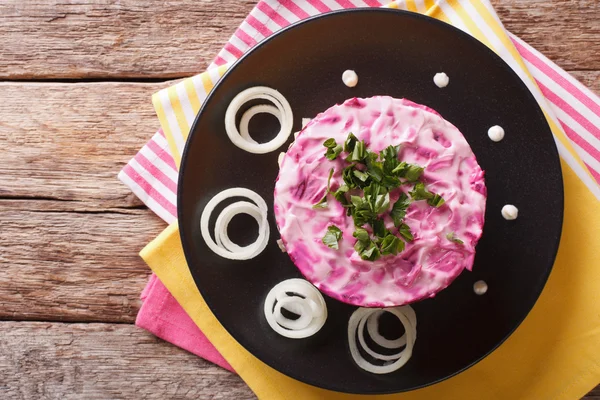 Русская еда: праздничный салат из сельди с овощами крупным планом. hor — стоковое фото