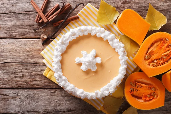 Leckerer Kürbis-Käsekuchen mit Schlagsahne in Nahaufnahme. horizontal — Stockfoto