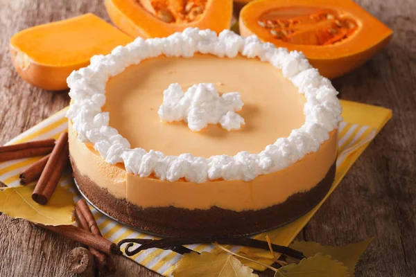 Tarçın, vanilya ve çırpılmış krem clos ile kabak cheesecake — Stok fotoğraf