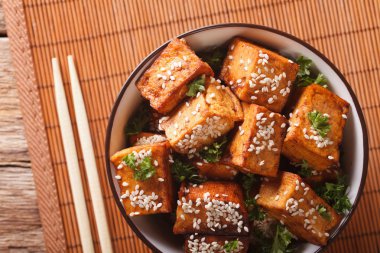 Fry tofu susam tohumu ve otlar yakın çekim ile karıştırın. Yatay t