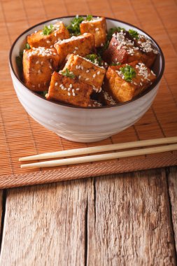 Stir Fry çanak: bir kase yakın çekim susam tofu peyniri