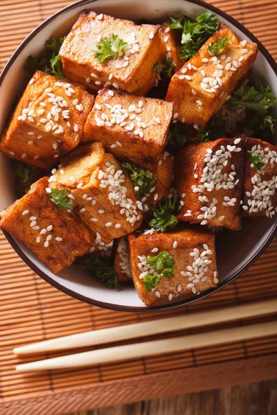 Жареный тофу с кунжутом и чесноком в миске крупным планом. Вер — стоковое фото