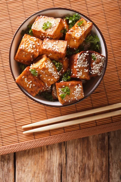 Tofu traditionnel frit au sésame dans un bol macro. Top vertical — Photo