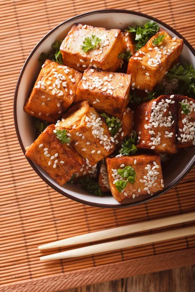 搅拌炒豆腐芝麻种子和草药特写。垂直顶部 — 图库照片