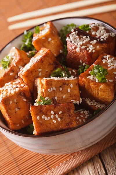 Tofu végétarien frit au sésame et aux herbes dans un bol close-up . — Photo